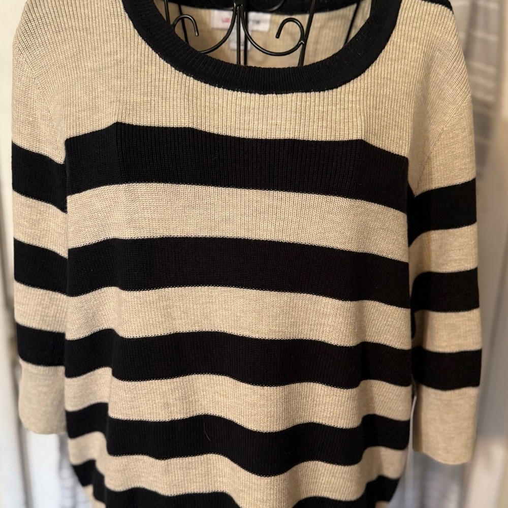 Liz Claiborne Black and Cream Crew Neck Sweater